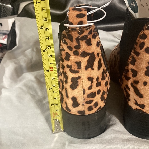 A NEW DAY Ellie Chelsea Leopard Print Faux Suede Boots Size 7 - Picture 4 of 5